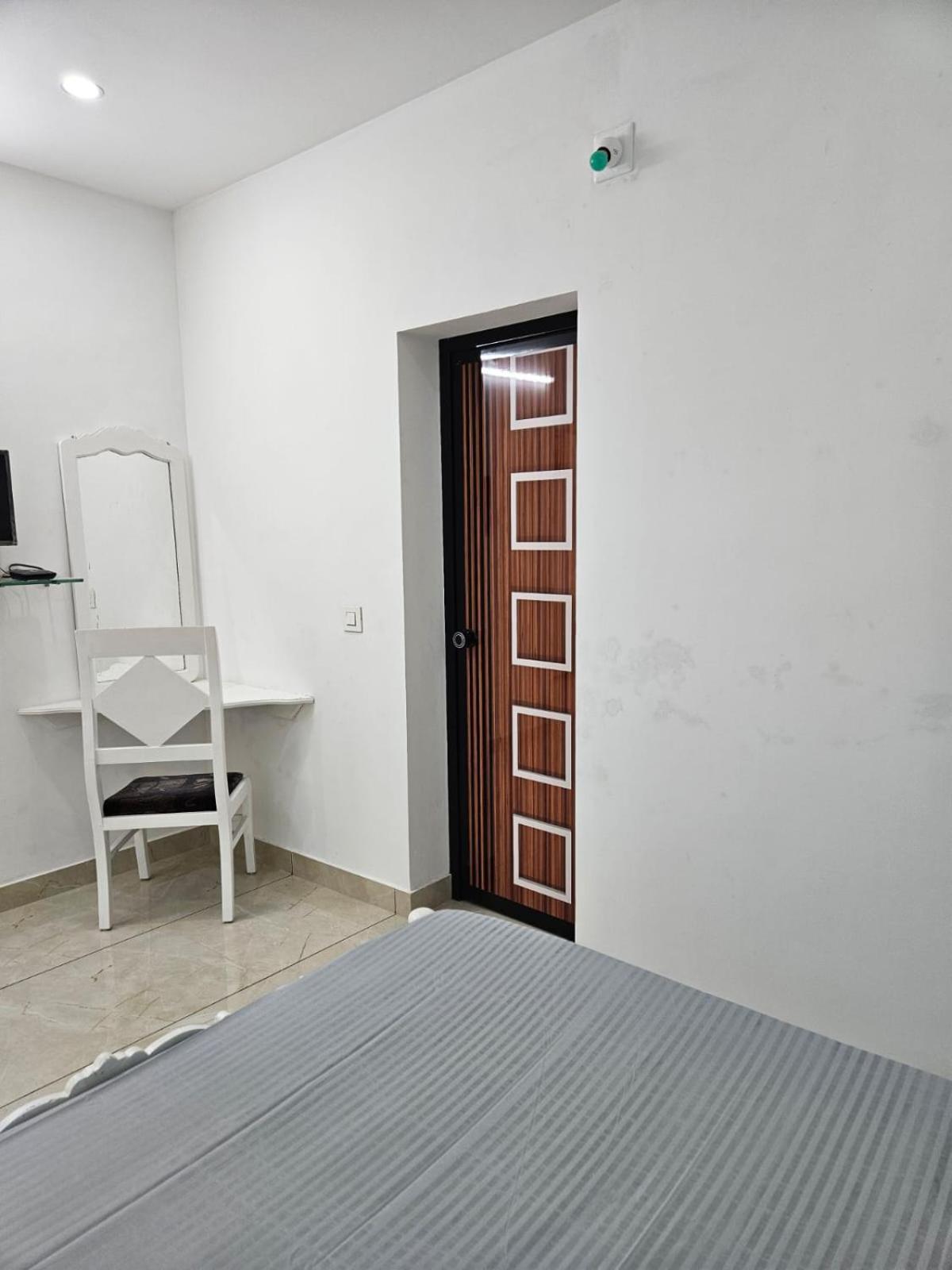 White House Homestay