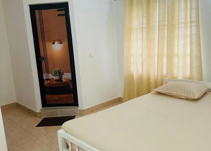 White House Homestay