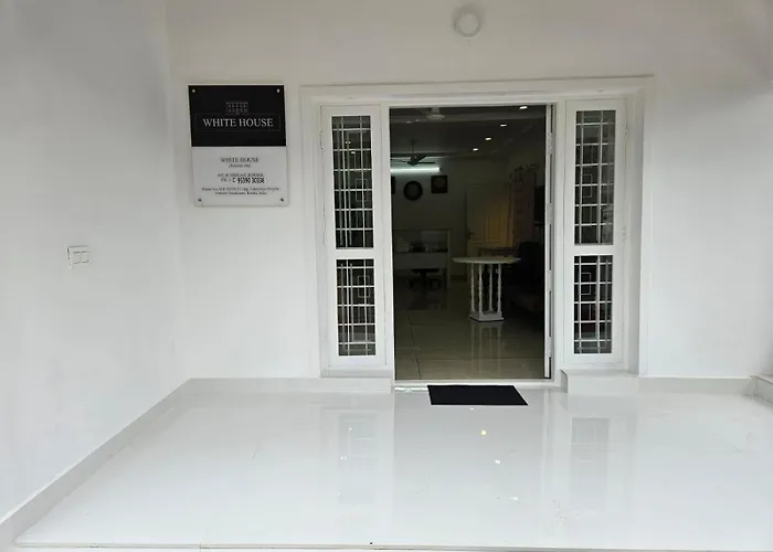 White House Homestay