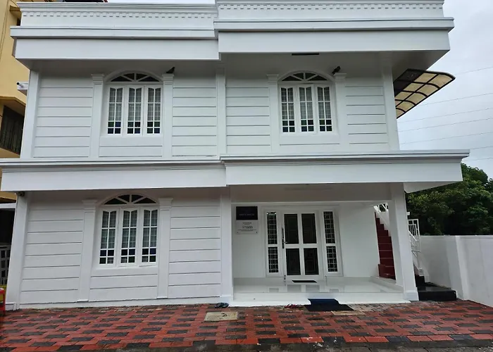 White House Homestay