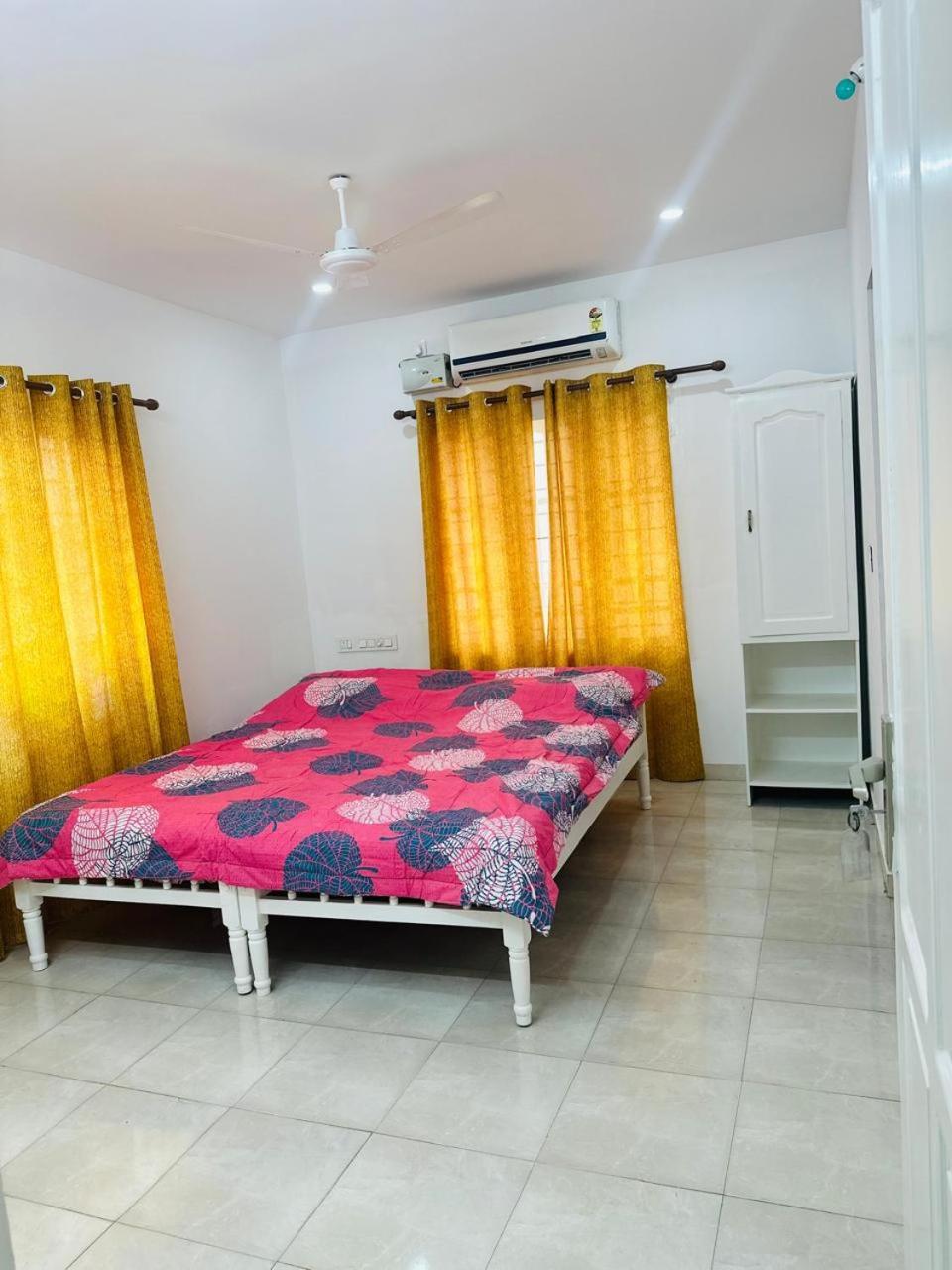 White House Homestay *